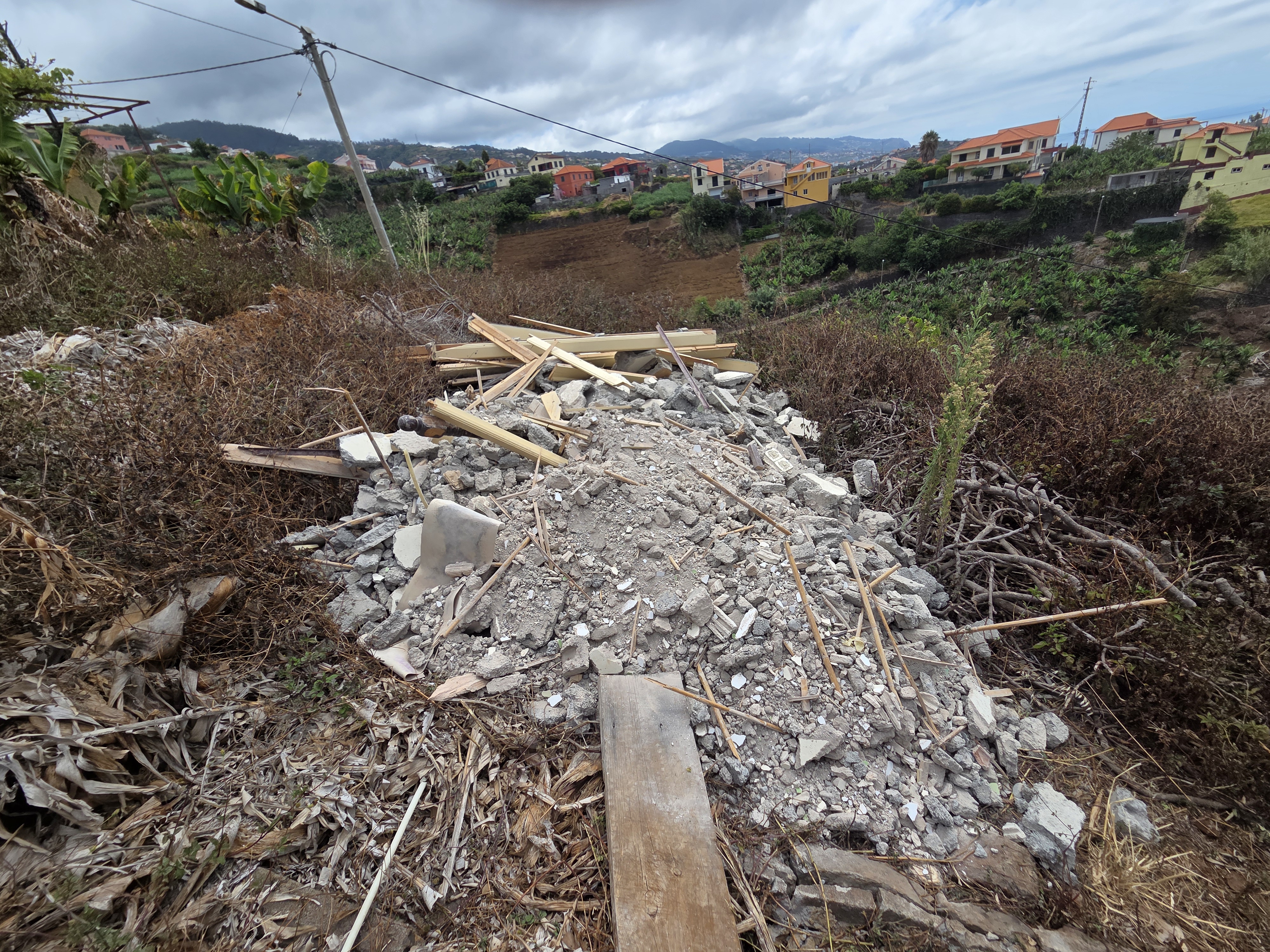 Vorbereitete Fläche mit Bauschutt und Holzresten