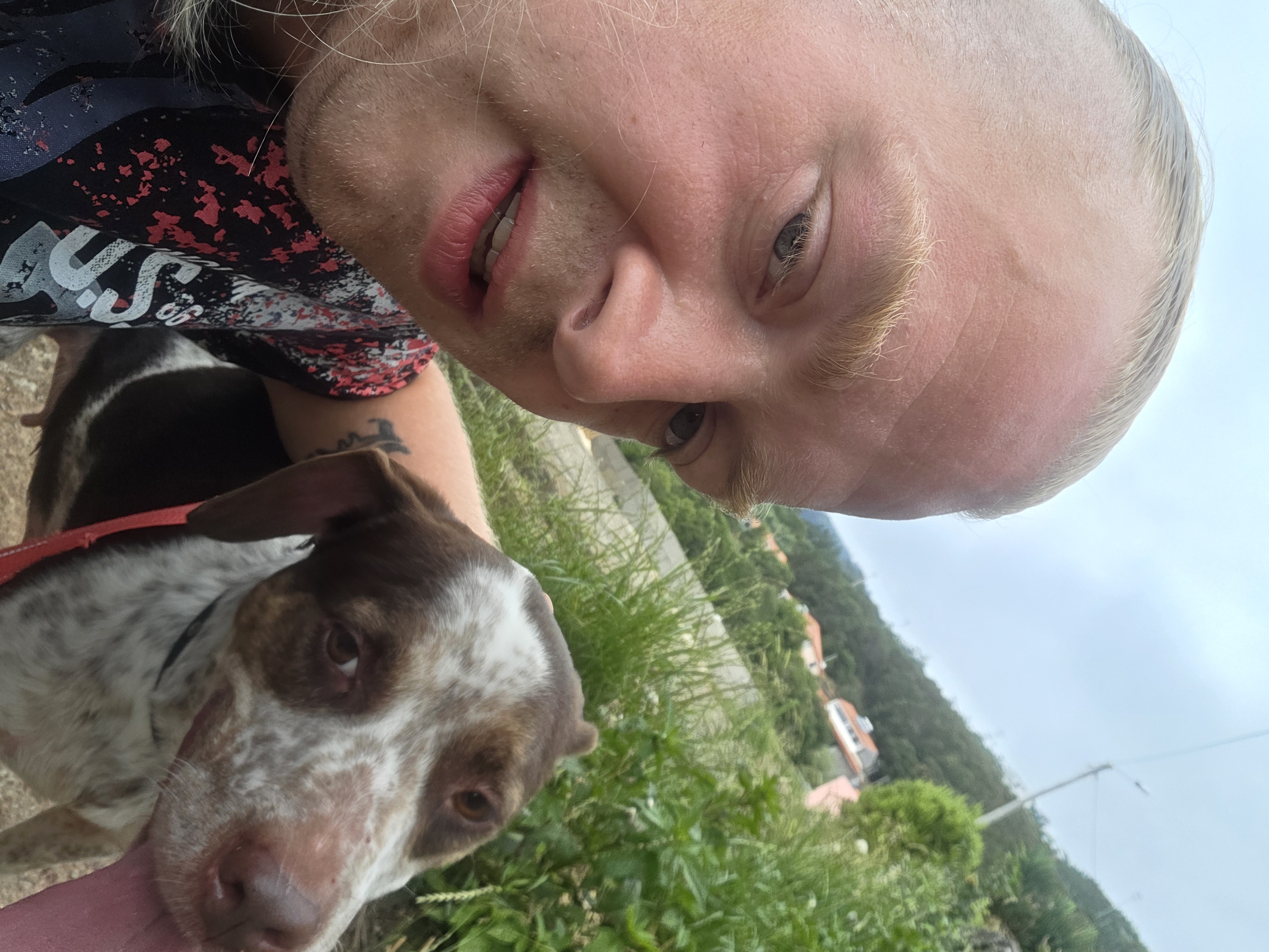 Person mit einem Hund im Grünen