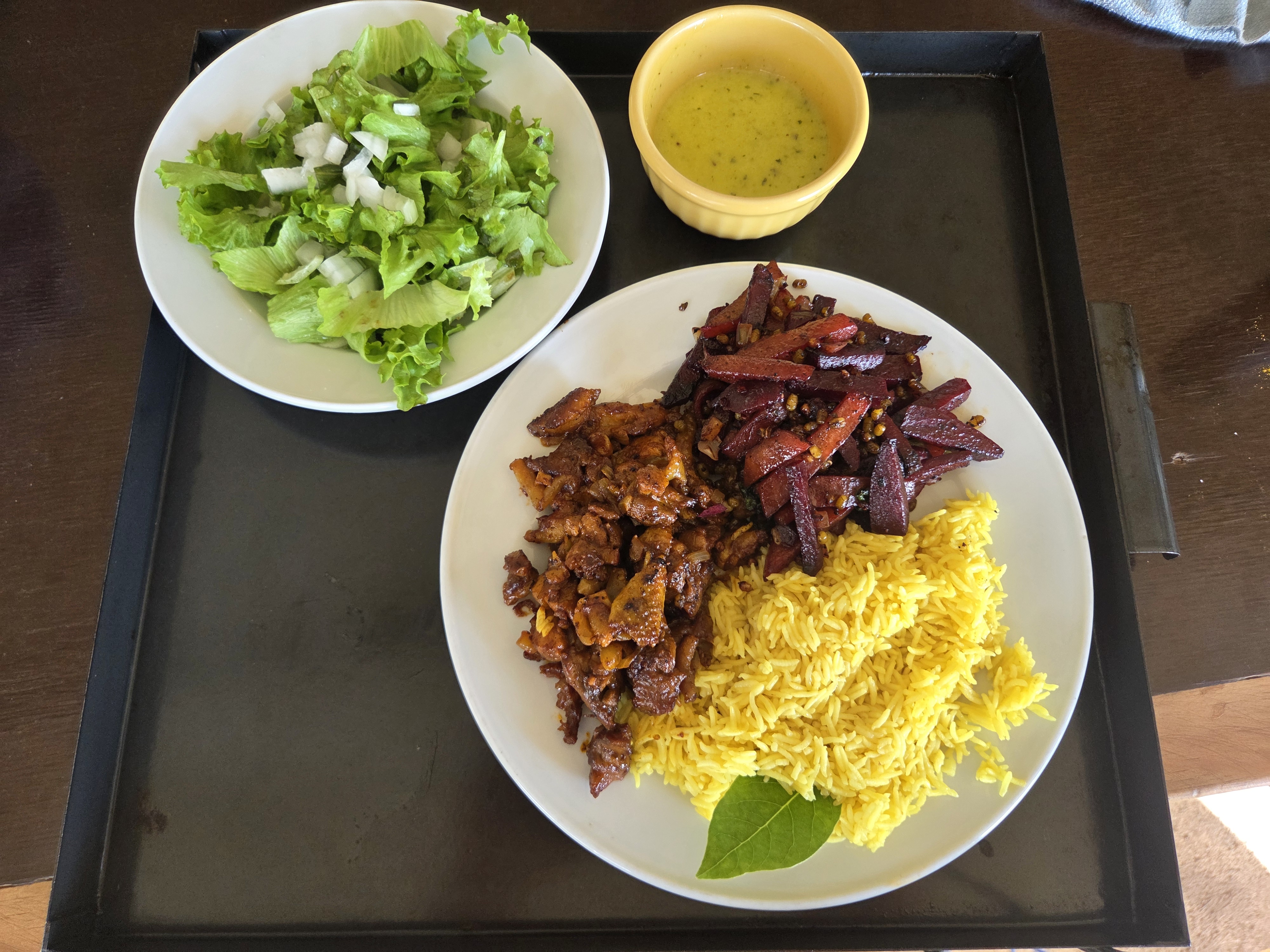 Angerichtete Mahlzeit mit Salat und warmen Beilagen
